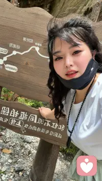 人在感觉幸福的时候，会特别想说话，就有好多废话，说今天天气好热，说又被蚊子咬了一个包，说新买的花露水是花香味儿的⋯这些没有意义的唠里唠叨，实际是意识层面的低语，是内心卸下防备后最踏实的状态，不需要用客套话保持距离，可以把最朴素真实的自己袒露出来，而人在感觉孤独的时候，反而不爱说话，心里可能藏着千头万绪，嘴巴却像贴了封条，一字一句都显得多余，很多话不是心里没有，而是觉得说出来也没人真的能懂，就像你指着满天的繁星，别人却只看到了黑夜，那种无人共鸣的感觉会让人无话可说，毕竟人与人的悲欢并不相通，珍惜那个愿意听你说废话的人吧……[爱心]配图