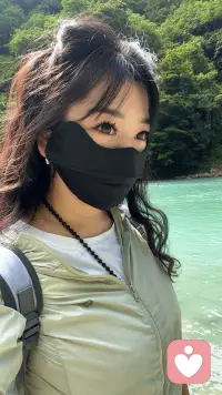 人在感觉幸福的时候，会特别想说话，就有好多废话，说今天天气好热，说又被蚊子咬了一个包，说新买的花露水是花香味儿的⋯这些没有意义的唠里唠叨，实际是意识层面的低语，是内心卸下防备后最踏实的状态，不需要用客套话保持距离，可以把最朴素真实的自己袒露出来，而人在感觉孤独的时候，反而不爱说话，心里可能藏着千头万绪，嘴巴却像贴了封条，一字一句都显得多余，很多话不是心里没有，而是觉得说出来也没人真的能懂，就像你指着满天的繁星，别人却只看到了黑夜，那种无人共鸣的感觉会让人无话可说，毕竟人与人的悲欢并不相通，珍惜那个愿意听你说废话的人吧……[爱心]配图