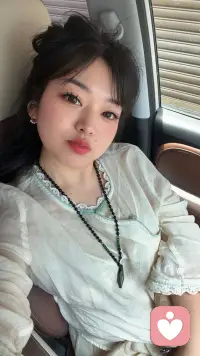 有人说，世界破破烂烂，但总有人在缝缝补补。其实在缝补人间的人中，也有你一个，你从未知道，你的一句话，是否在某一天也给了另一个人一点力量，有过那么一些时刻，我们都真切地感受到了世界的温柔，那么，在下次下起雨的时候，倘若尚有余力，也给别人递一把伞。配图