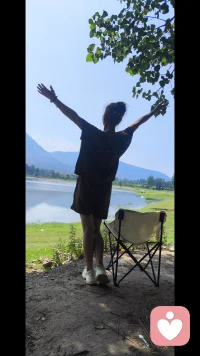 真正的强大，不是活成别人眼中的样子，而是活在自己的世界里，内心澄澈，自渡自爱。手里有赚钱的本事，心里有自愈的力量，不依附、不将就。当自己足够强大，便无惧风雨，无惧人欺，能独自扛住所有坎坷，也能在平凡的日子里，把自己照顾得安稳、通透、温柔。