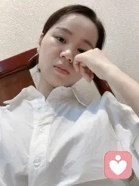 《下雨的时候，人会变得温柔和安静》

今天泉州，像被施了法一样，
雨下地特别大。
 
静静地坐在咖啡店里，
呆呆的望着窗外滂沱的大雨，
路上的人撑着伞匆匆走过，
车灯被雨水晕开，
整个城市都像被笼罩在一片新的世界里。
 
突然就觉得：
人长大以后，
很多情绪，
其实都像一场雨。
 
平时拼命忍着，
假装没事，
继续工作，
继续生活，
继续做一个“情绪稳定”的成年人。
可总会有某个瞬间：
可能是一场暴雨，
可能是一首歌，
可能是一句突然戳心的话。
 
那些压了很久的疲惫、
委屈、
孤独感。
就突然涌上来了。

以前我总觉得：
情绪崩溃是一件很糟糕的事。
后来才发现：
成年人真正需要的，
不是永远坚强。
而是终于有机会：
在某个下雨天，
允许自己脆弱一次。
 
所以今天，
我没有逼自己高效。
只是安安静静坐着，
听雨声，
喝热咖啡，
发了很久的呆。
 
那一刻忽然觉得：
其实人生也不用一直赶路。
偶尔停下来淋一场雨，
也没关系。