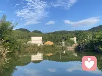 我们总忙着追赶生活，扛着压力硬撑，把难过、疲惫悄悄藏起来，时刻紧绷着不敢松懈。
抬头看天上舒展的云，低头望这片平静池水，你看这一湾静水，容纳流云草木，也包容所有细碎情绪。人生不用一直紧绷，像湖面一样，慢一点，静一点，不慌不忙，一切都会慢慢归位。

   每个人都需要一处可以卸下防备的角落，不必独自消化所有负面感受。后续我会持续分享情绪疏导、自我接纳的心得，点个关注，往后我们一同慢慢自愈。#自我成长 #情绪陪伴 #治愈内心