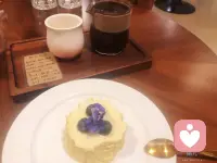 我们总习惯把情绪藏起来，硬撑着应对生活的琐碎。
不如借着一杯咖啡、一份甜品，和自己温柔和解。
不用逼自己坚强，脆弱、纠结、难过都值得被好好接住。
如果你需要一处可以安心倾诉的角落，关注我，我认真听你所有心事。