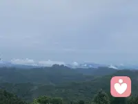 层层青山把心事都揽进怀里，云雾慢悠悠漫过山脊。
我们总困在眼前细碎的焦虑里，把情绪绷得很紧，可站在山野间才发觉，很多执念本就渺小。
山从不催促云雾散开，也接纳阴晴风雨，人也可以学着慢慢容纳自己所有情绪。
往后会持续在这里分享自然疗愈、情绪松弛的心得，关注我，和山野一起慢慢和自己和解。