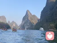 人到中年才慢慢读懂很多婚姻的真相。
女人一边上班，一边养育孩子，打理大大小小的家事，耗尽精力，却常常得不到家人的谅解。
默默咽下所有委屈，独自消化情绪，在漫长的日子里孤军奋战。
坚强只是一层外壳，内心也渴望一份心疼与包容。
不必事事独自硬撑，你的疲惫值得被看见。
有多少人，正在经历这种无声的孤单？