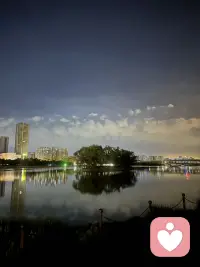 哪怕你是一个非常优秀的女孩，你要知道，你越漂亮、越优秀，越有可能在年轻漂亮的时候，遇到很多想来骗你的男人。
虽然给你抛来橄榄枝的人会很多，但同时，想骗你、想占你便宜的人也不会少。如果你把重心放在感情上，也许也能有一定结果，但结果是不确定的——而被占便宜，却是确定的。懂我意思吗？
但如果你把所有重心放在工作、学习、技能提升、开阔眼界上，这些增长的能力是不会骗人的。今天你学会销售一个东西，这本事就长在你身上；你学会一门外语，它永远是你的。
