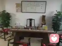 用心倾听，治愈人心的无声力量
 
在快节奏的当下，人人都急于表达、渴望被看见，却很少有人愿意安静倾听。而倾听师，是守护心灵的摆渡人，以沉默的温柔、专注的接纳，接住世人无处安放的情绪。
 
倾听从不是简单的听见声音，而是一场走心的共情与接纳。生活中，太多人背负着焦虑、迷茫、委屈与孤独，这些细碎的负面情绪，往往无处诉说。人们害怕倾诉换来评判、说教与敷衍，于是习惯性自我内耗、自我压抑。而倾听师的使命，就是搭建一座安全的心灵桥梁。
 
作为倾听师，我们始终保持真诚与包容，放下主观偏见与对错评判。不急于打断、不随意说教、不盲目安慰，只是全身心投入对方的情绪世界，接纳所有的脆弱与真实。悲伤时，我们陪伴共情；迷茫时，我们耐心梳理；压抑时，我们守护释放。这份无条件的接纳，是治愈心理内耗的良药。
 
心理学中，倾诉本身就是最好的疗愈。很多心结并非需要标准答案，只是需要一个愿意认真倾听的人。当情绪被看见、被理解，积压的压力便会慢慢消解，混乱的内心也会逐渐平和。
 
真正的倾听，是尊重，是温柔，更是治愈的力量。我们以初心坚守岗位，用耐心包容情绪，用真诚温暖人心。愿每一个孤独的灵魂都能被温柔倾听，每一份负面情绪都能被妥善安放，让人们在倾诉与被倾听中，与自己和解，重拾内心的平静与力量。