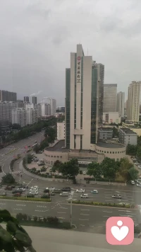用心倾听，治愈人心的无声力量
 
在快节奏的当下，人人都急于表达、渴望被看见，却很少有人愿意安静倾听。而倾听师，是守护心灵的摆渡人，以沉默的温柔、专注的接纳，接住世人无处安放的情绪。
 
倾听从不是简单的听见声音，而是一场走心的共情与接纳。生活中，太多人背负着焦虑、迷茫、委屈与孤独，这些细碎的负面情绪，往往无处诉说。人们害怕倾诉换来评判、说教与敷衍，于是习惯性自我内耗、自我压抑。而倾听师的使命，就是搭建一座安全的心灵桥梁。
 
作为倾听师，我们始终保持真诚与包容，放下主观偏见与对错评判。不急于打断、不随意说教、不盲目安慰，只是全身心投入对方的情绪世界，接纳所有的脆弱与真实。悲伤时，我们陪伴共情；迷茫时，我们耐心梳理；压抑时，我们守护释放。这份无条件的接纳，是治愈心理内耗的良药。
 
心理学中，倾诉本身就是最好的疗愈。很多心结并非需要标准答案，只是需要一个愿意认真倾听的人。当情绪被看见、被理解，积压的压力便会慢慢消解，混乱的内心也会逐渐平和。
 
真正的倾听，是尊重，是温柔，更是治愈的力量。我们以初心坚守岗位，用耐心包容情绪，用真诚温暖人心。愿每一个孤独的灵魂都能被温柔倾听，每一份负面情绪都能被妥善安放，让人们在倾诉与被倾听中，与自己和解，重拾内心的平静与力量。