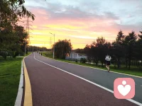车轮向前，烦恼向后，晚风治愈所有的疲惫。没人倾诉的情绪，就让一路晚风陪着骑行，慢慢释怀。