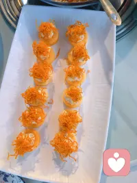 很多藏在心底的浪漫与孤独，婚姻无从承接。你见落日远山心生悸动，他只觉天色将晚；你读诗书字句心生温柔，他只道寻常闲情；你对世间百态有万般柔软的感悟，他只着眼三餐四季的安稳。不是彼此不够相爱，只是人与人的灵魂本就独立，生长轨迹、心境格局皆不相同。