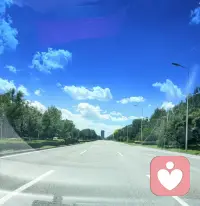 我们常常把心神耗在还没有到来的日子里。
预想最坏的结果，揣测未知的波折，提前背上一堆还没有发生的重担。可未来从来不是提前忧虑就能掌控的。

事情没有发生，所有恐惧都只是想象。
很多烦恼，源于我们抢先替生活写好了糟糕的剧本。

日子是一步一步走出来的，难题只会在当下真正抵达时，才有应对的答案。不必提前煎熬，不必预设遗憾。
心留在此刻，专注眼前能做的事。
该来的自会来，该渡的到时再渡。
别让还未发生的风雨，淋湿此刻晴朗的自己。