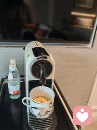 咖啡是成年人的写照，一口苦，一口甜，便撑起了一天的勇气。