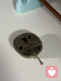 听着歌，燃着香，练着字，
不是要写到多好，
不是要多高大上，
只是想安慰劳累一天的自己，
静静的，静静的
听听时间美好，
享受片刻惬意，
拥抱自己内心深处，
很累，也很幸福，
片刻宁静，回归自我！配图