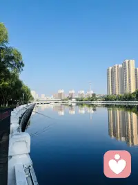 终于在这和大家相遇🥰
于我而言，倾听不是工作，是发自心底的热爱。
我擅长情绪疏导，愿意做你情绪的收容所。允许你脆弱、允许你崩溃、允许你说出所有难以启齿的心事，不会打断，不会指责，只会安静共情，陪你拆解缠绕已久的情绪枷锁。
你不必独自扛下所有，你的喜怒哀乐，都值得被认真看见～