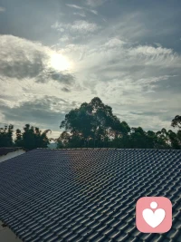 天空那么美好，你那么善良，你值得拥有一切你想拥的。