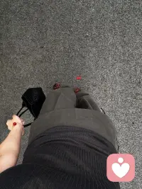 没成为很厉害的大人 没成为很成熟的女性 也还没被无趣吞没
仍然会为一场晚霞驻足仍然会为一句歌词动容 仍然会在某个瞬间 觉得自己还可以往前走