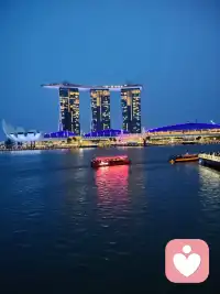 站在对岸看这座城市的灯火，
忽然觉得人和关系也是如此：
远观有惊艳，走近才有故事。
愿每个人心里的褶皱，都能被温柔接住。✨