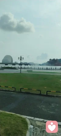 关于创伤

那些沉在时光褶皱里的细碎创伤，起初总像檐角悬着的雨珠，悬在记忆的边缘迟迟不肯坠落。后来你会在某个晴光漫过窗台的午后，忽然想起当年攥着衣角站在风里的自己，原来那些以为跨不过的坎，早被沿途的风悄悄磨平了棱角。 不必急着和过去的伤痛握手言和，也不必强迫自己假装从未被那些尖锐的片段划伤。你可以允许自己偶尔停在回忆的渡口稍作驻足，再轻轻转身走向洒满光亮的前路。那些受过的委屈、掉过的眼泪，最终都会变成包裹着你的柔软铠甲，让你往后再遇到骤雨时，也能从容撑开伞，稳稳站在属于自己的天地里。