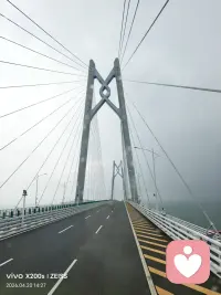 被指责时，你的内心正在发生什么
 
很多人面对指责第一反应是反驳、沉默、自我怀疑，很少意识到：指责不只是一句难听的话，更是直接冲击自我价值的心理攻击。
 
人天生拥有自我认同感，我们依靠“我是值得被善待的”支撑情绪稳定。而他人的指责，会强行把负面标签贴在你身上：粗心、没用、不懂事、一事无成。
短期轻微指责，只会产生委屈、烦躁；长期、无差别、人身攻击式指责，会慢慢改写内心认知，形成三类典型心理变化：
 
1. 内化自责
不分对错全盘接纳对方的评价，哪怕事情不全是你的错，也下意识先反思“是不是我做得不够好”。犯错第一反应不是解决问题，而是恐慌、愧疚，习惯性讨好别人换取不被批评。
2. 高敏感恐惧
对他人语气、眼神极度敏感，别人稍一皱眉、提高音量，就立刻紧绷，预判自己要被指责。害怕沟通、害怕表达想法，担心说错话引来否定，慢慢封闭自己。
3. 低自我价值感
持续否定会让人失去自信，不敢争取机会，认定自己不配被认可、不配拥有好的结果。遇到好事会觉得只是侥幸，遭遇挫折则认定“果然所有人都觉得我不行”。