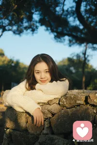 重读《安娜·卡列尼娜》开篇这句话，感慨万千。
      幸福的家庭大抵有着相同的温柔，家人彼此体恤，凡事有商有量，把尊重留给彼此；
       不幸的家庭各怀心事，各藏委屈，矛盾形态万千，拉扯、压抑、隔阂，磨掉了亲情原本的温度。
      日子过得不顺，从来不是命运不公，大多是不懂如何维系亲密关系。
       愿每个深陷内耗的人，都有勇气梳理问题，慢慢修补关系，把琐碎日子，过成温柔港湾