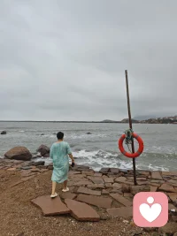 “在孤独和绝望中，有个人静静听你倾诉，这种感觉无法用语言来形容，你会感到内心的创伤得到了抚慰，重新找到了生活的意义”。