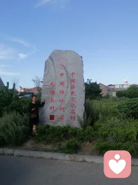 说话只要声音一低，你的声音就会有磁性；说话只要一慢，你就会有气场；你敢停顿，就能显示出你的权威。任何时候都不要紧张，展现出舒适放松的状态，把任何你想接触的人，当成老朋友交谈就行了。这就是社交魅力学。
