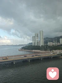 自由和幸福并不来自外在物质的满足，而是来自我们自身所做出的选择。放低自我是获得幸福的最有效方法，你越是喂养自己的自大，你对生活和整个世界的不满就越会吞噬你……