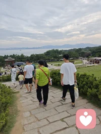 虚荣的人，把面子活成铠甲，越穿越重；坦荡的人，把担当活成了翅膀，越飞越高。人吃五谷杂粮，谁无屁大点事，愿你在所有屁大点事里活成自己的光。