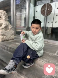 大地拥抱每一颗种子，不用同一把尺子衡量每一个孩子，允许孩子按自己的节奏长成独一无二的自己，守住边界，看见成长的光。