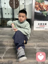 大地拥抱每一颗种子，不用同一把尺子衡量每一个孩子，允许孩子按自己的节奏长成独一无二的自己，守住边界，看见成长的光。