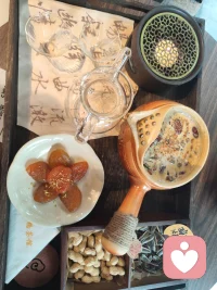 寻一处中式茶舍，煮茶小坐。不必追赶时间，三五好友，慢慢闲谈，外界车马喧，日子缓缓，偷一段清闲