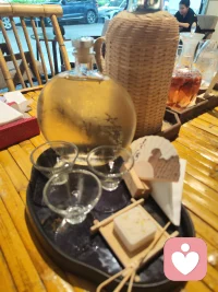 寻一处中式茶舍，煮茶小坐。不必追赶时间，三五好友，慢慢闲谈，外界车马喧，日子缓缓，偷一段清闲