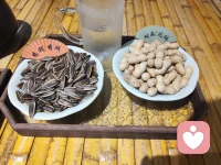 寻一处中式茶舍，煮茶小坐。不必追赶时间，三五好友，慢慢闲谈，外界车马喧，日子缓缓，偷一段清闲