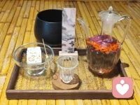 寻一处中式茶舍，煮茶小坐。不必追赶时间，三五好友，慢慢闲谈，外界车马喧，日子缓缓，偷一段清闲