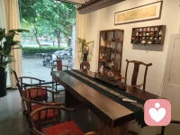寻一处中式茶舍，煮茶小坐。不必追赶时间，三五好友，慢慢闲谈，外界车马喧，日子缓缓，偷一段清闲