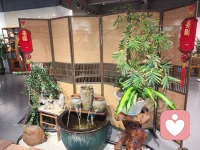 寻一处中式茶舍，煮茶小坐。不必追赶时间，三五好友，慢慢闲谈，外界车马喧，日子缓缓，偷一段清闲