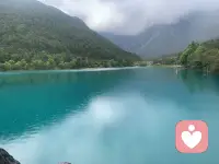人总会被繁杂琐事裹挟，情绪起起伏伏。不必强迫自己一直乐观，允许疲惫，允许难过。等情绪慢慢舒展，风和美好，都会奔赴而来。配图