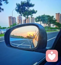 人生两个境界，一个知道，一个知足，知道自己想要的，知足自己拥有的，心有沉静时，风来茶意香，茶在手中是风景，茶在口中是人生。