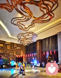 错的人迟早会走散，对的人早晚会相逢。该你遇到的人你躲不掉，该你经历的劫你逃不掉。不得不承认的是：你决定不了一个人的出现，也决定不了一个人的离开，你能做的只有珍惜不期而遇的惊喜，也接受突如其来的失去。