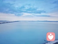 不要去共情一个不是你这个阶层的人。有一句话说：你以慈悲看世界，这个世界都是可怜人。但是如果要用因果去看这个世界，那么这个世界没有一个是可怜人。在这个世上每个人都配得上他现在的生活，换句话说就是他现在的生活就是他过去无数次选择的结果。
       所以请记住，他的认知配得上他现在的苦难。这句话听着很冷漠，但是这就是事实。如果把一个人带到原本不属于他的高度，那么他的思想往往跟不上这个境界和他的阶层。他的愚昧无知最终会害了他自己，同时也会把你拖下水，甚至会产生恶果，变成刺向你的那把刀。