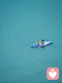 不要去共情一个不是你这个阶层的人。有一句话说：你以慈悲看世界，这个世界都是可怜人。但是如果要用因果去看这个世界，那么这个世界没有一个是可怜人。在这个世上每个人都配得上他现在的生活，换句话说就是他现在的生活就是他过去无数次选择的结果。
       所以请记住，他的认知配得上他现在的苦难。这句话听着很冷漠，但是这就是事实。如果把一个人带到原本不属于他的高度，那么他的思想往往跟不上这个境界和他的阶层。他的愚昧无知最终会害了他自己，同时也会把你拖下水，甚至会产生恶果，变成刺向你的那把刀。