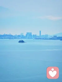 不要去共情一个不是你这个阶层的人。有一句话说：你以慈悲看世界，这个世界都是可怜人。但是如果要用因果去看这个世界，那么这个世界没有一个是可怜人。在这个世上每个人都配得上他现在的生活，换句话说就是他现在的生活就是他过去无数次选择的结果。
       所以请记住，他的认知配得上他现在的苦难。这句话听着很冷漠，但是这就是事实。如果把一个人带到原本不属于他的高度，那么他的思想往往跟不上这个境界和他的阶层。他的愚昧无知最终会害了他自己，同时也会把你拖下水，甚至会产生恶果，变成刺向你的那把刀。