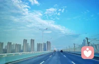 海天一色杏林湾
 
傍晚的杏林湾，浸在淡淡的天青色里。海面铺着一层柔静的光，杏林大桥横卧水上，云慢慢沉向远处的岸。
 
岁月不及念，一晃又一秋，有人再见，有人再也不见。这世间总是事事值得，事事也遗憾。
 
一辈子很短，短到来不及细算。站在这里望向这片海湾，风景依然在，人已非少年。
 
潮起潮落，流水无言。往后的日子，不求喧嚣热闹，只愿天渐寒时记得添衣，身体无病，岁岁安好。看这海天一色，静静安放半生心绪。