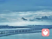 海天一色杏林湾
 
傍晚的杏林湾，浸在淡淡的天青色里。海面铺着一层柔静的光，杏林大桥横卧水上，云慢慢沉向远处的岸。
 
岁月不及念，一晃又一秋，有人再见，有人再也不见。这世间总是事事值得，事事也遗憾。
 
一辈子很短，短到来不及细算。站在这里望向这片海湾，风景依然在，人已非少年。
 
潮起潮落，流水无言。往后的日子，不求喧嚣热闹，只愿天渐寒时记得添衣，身体无病，岁岁安好。看这海天一色，静静安放半生心绪。