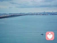海天一色杏林湾
 
傍晚的杏林湾，浸在淡淡的天青色里。海面铺着一层柔静的光，杏林大桥横卧水上，云慢慢沉向远处的岸。
 
岁月不及念，一晃又一秋，有人再见，有人再也不见。这世间总是事事值得，事事也遗憾。
 
一辈子很短，短到来不及细算。站在这里望向这片海湾，风景依然在，人已非少年。
 
潮起潮落，流水无言。往后的日子，不求喧嚣热闹，只愿天渐寒时记得添衣，身体无病，岁岁安好。看这海天一色，静静安放半生心绪。