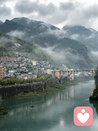 听闻彭水乌江三桥山体塌方的消息，心里久久不能平静。虽未曾亲身踏足这条酉彭沿江公路，却能想象出往来穿梭的沿途景致：朝暮江风，两岸青山，江畔人家烟火融融，藏着一座小城平淡安稳的温柔……
 
此刻唯有默默祈福，期盼所有被困人员平安脱险，受伤群众早日痊愈，受灾的乡亲都能顺利渡过难关……
 
此事也警醒我与身边所有人：常怀敬畏之心，善待山川自然。世事无常，能守着家人平安康健，安稳度过每一个寻常朝夕，便是人生最难得的圆满……

嗡阿吽 班杂咕噜叭嘛悉地吽
