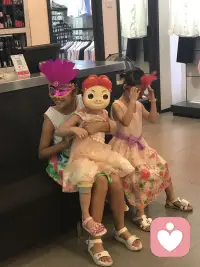 回想一下，当你最近一次感到极度压力或尴尬时，你的第一反应是什么？是责怪别人，假装没事，还是讲个笑话，这反映了你怎样的心理防御习惯？