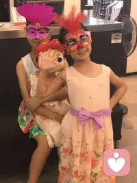回想一下，当你最近一次感到极度压力或尴尬时，你的第一反应是什么？是责怪别人，假装没事，还是讲个笑话，这反映了你怎样的心理防御习惯？