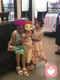 回想一下，当你最近一次感到极度压力或尴尬时，你的第一反应是什么？是责怪别人，假装没事，还是讲个笑话，这反映了你怎样的心理防御习惯？