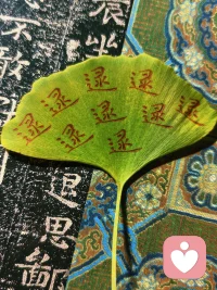 “你这次成绩不好，所以妈妈心情很差。”这其实是一句带有暴力的语言。这意味着你的不快是孩子造成的，孩子会因此而内疚，因此调整行为来迎合父母。但这并不是出于对学习的兴趣，而只是为了避免内疚。